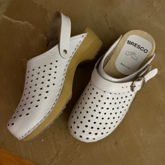 New Bresco Swedish White Perforated Leather Alder Wood Clogs 38 / 7-8 US - Picture 1 of 9
